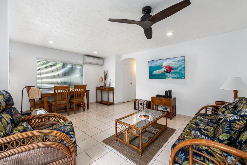 sala de estar con sofá y ventilador de techo en Keauhou Surf & Racquet Townhouse #36, en Kailua-Kona