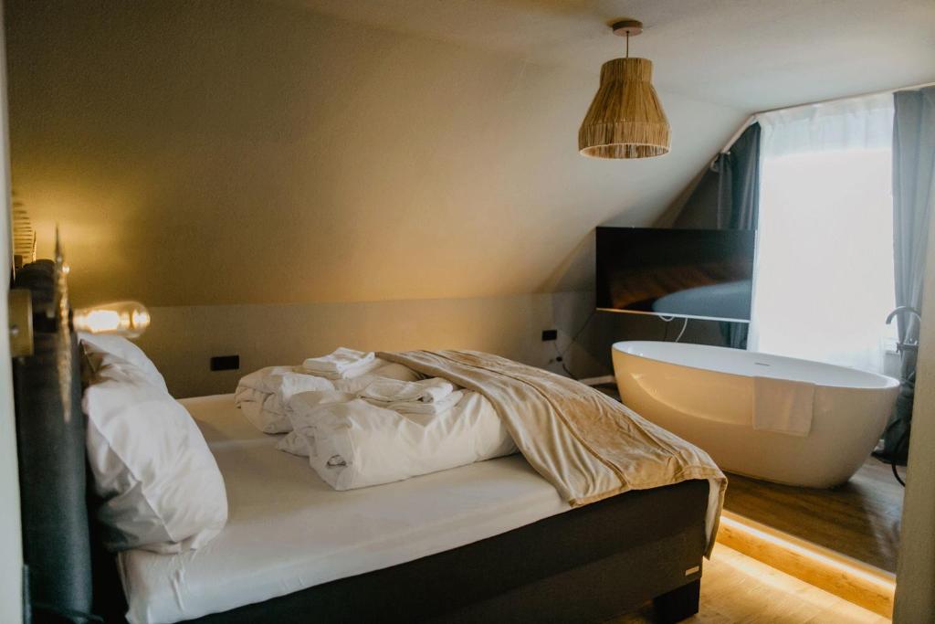 Postel nebo postele na pokoji v ubytování Peak Hotel & Event