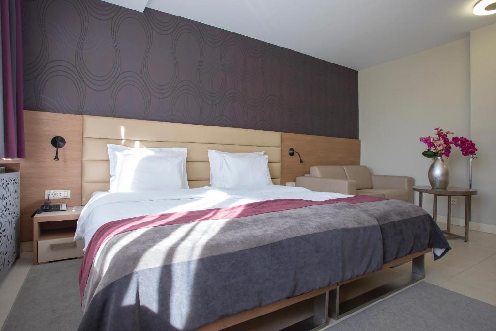 a bedroom with a large bed with a large bed sidx sidx sidx at Hotel Srbija Garden-FREE PARKING in Belgrade