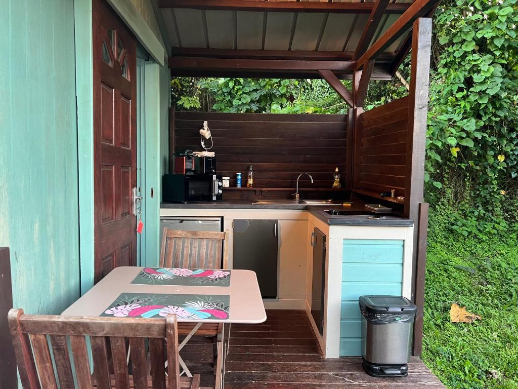 Charmant bungalow avec piscine tesisinde mutfak veya mini mutfak