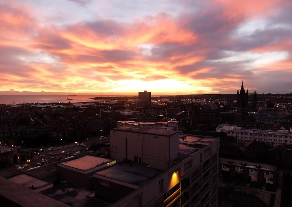 een uitzicht op een stad met een zonsondergang bij Near Center of Aberdeen with Parking in Aberdeen
