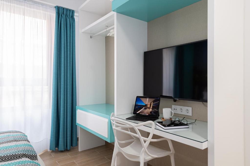 Televízia a/alebo spoločenská miestnosť v ubytovaní Petit Accommodation Las Canteras Troisième