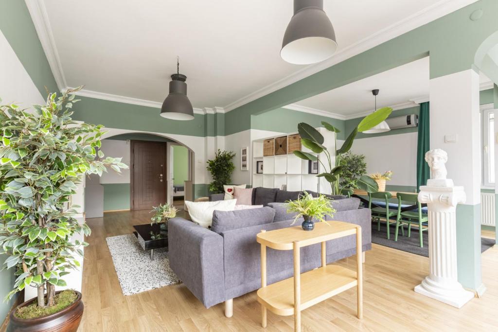 ein Wohnzimmer mit Sofa und einigen Pflanzen in der Unterkunft Superb Flat near Bagdat Street in Kadikoy in Istanbul