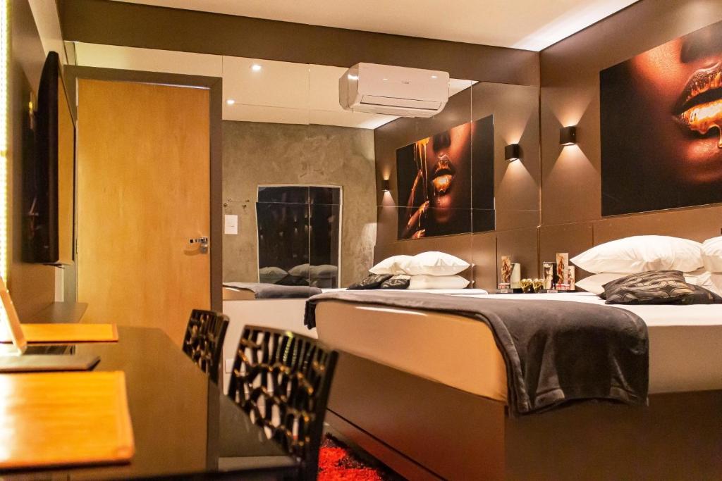 Uno Prime Motel - Aricanduva في ساو باولو: غرفة فندقية بسريرين وطاولة وكراسي