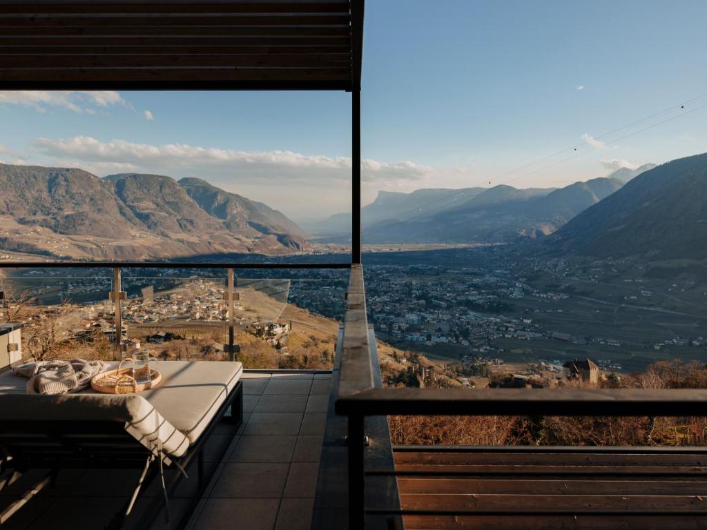balkon ze stołem i widokiem na miasto w obiekcie Culinaria living w mieście Tirolo