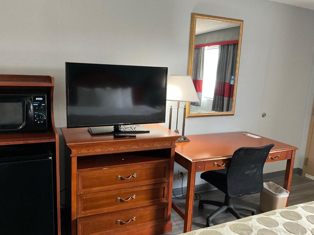 TV a/nebo společenská místnost v ubytování Ramada by Wyndham Macon