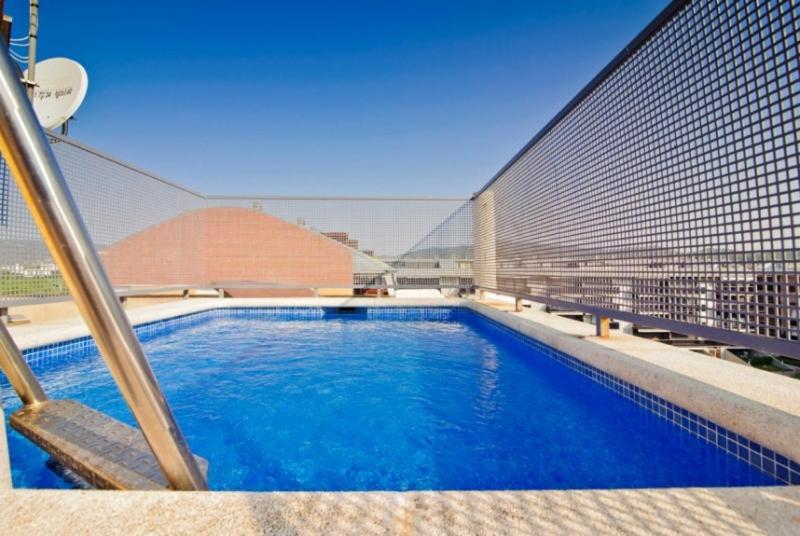 una gran piscina en la parte superior de un edificio en Club Villamar - Apartment Las Vegas, en Sant Antoni de Calonge