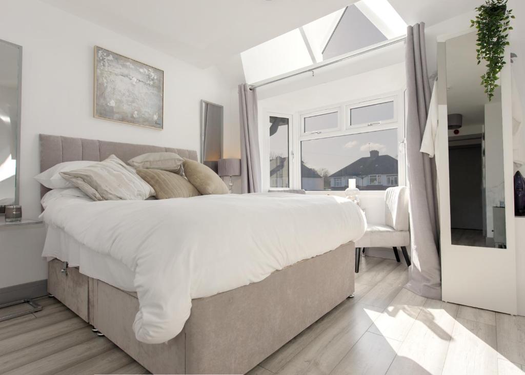 Llit o llits en una habitació de NEC Birmingham B37 Luxury Studio Apartment