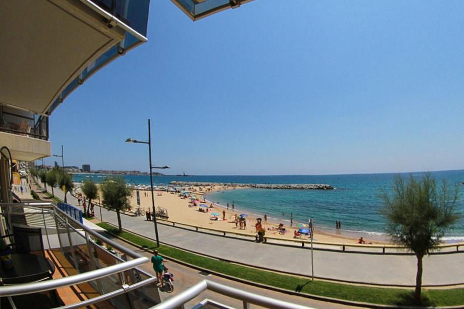 einen Strand mit Menschen auf Sand und Wasser in der Unterkunft Club Villamar - Apartment Amatella in Sant Antoni de Calonge