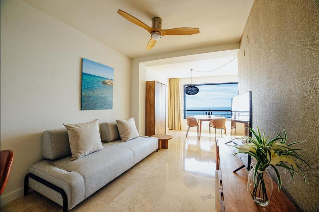 ein Wohnzimmer mit einem Sofa und einem Tisch in der Unterkunft Torre Levante - 7º by Inmobiliaria Milonas in Benidorm