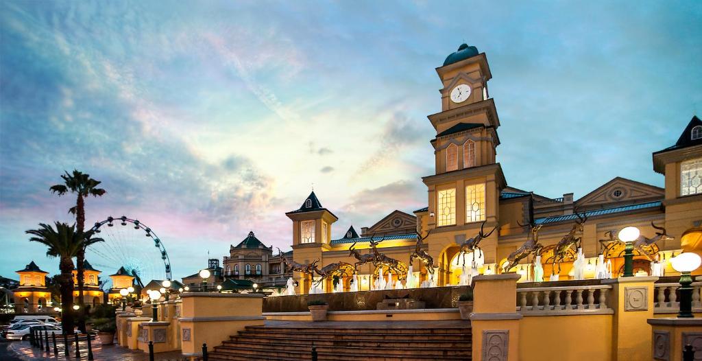 un bâtiment avec une tour d'horloge en haut dans l'établissement Gold Reef City Hotel, à Johannesbourg