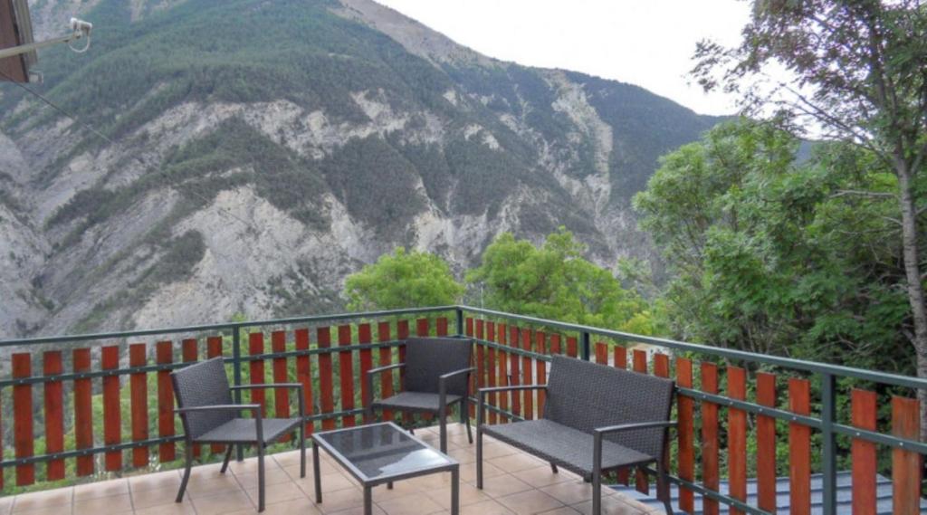un balcon avec des chaises et une vue sur une montagne dans l'établissement La Source, à Condamine-Châtelard