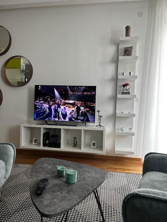 TV a/nebo společenská místnost v ubytování Real Apartment Banovci