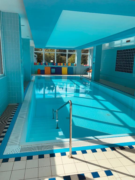 Bazén v ubytování Horský hotel Jelenovská s bazénem v ceně nebo v jeho okolí
