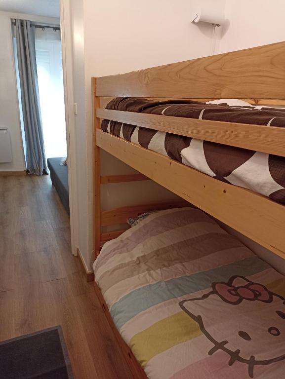 Krevet ili kreveti na sprat u jedinici u okviru objekta Agr&eacute;able appartement 4 personnes