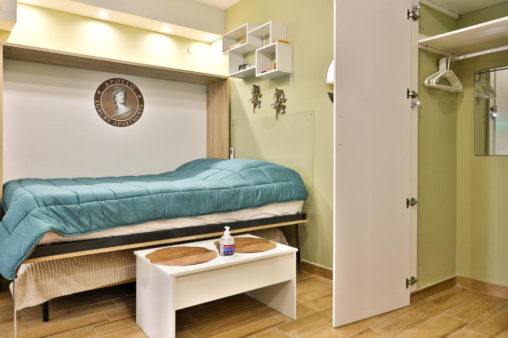 Habitación pequeña con cama y mesa en Apollo 5 - Luxury Apartment (City Center Studio) en Kateríni