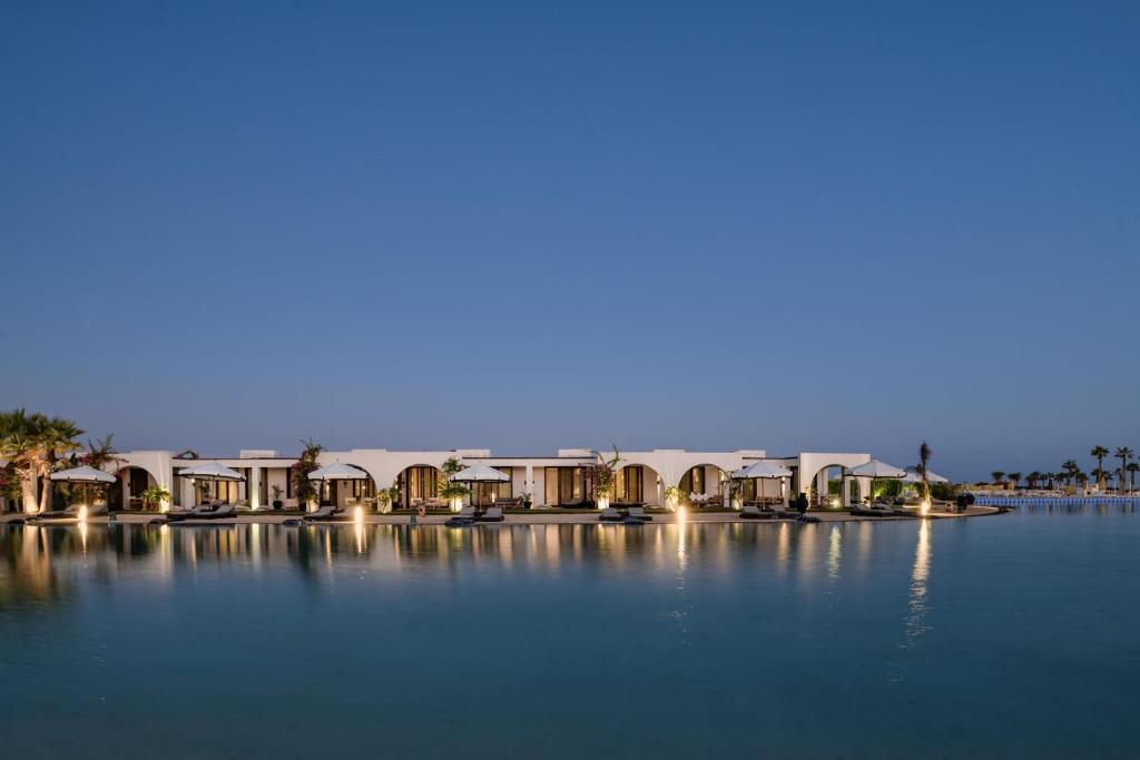 een grote hoeveelheid water met een stel huizen bij Le Sidi - A TLT Signature Hotel in El Alamein