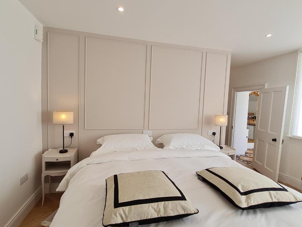 Postel nebo postele na pokoji v ubytování Pembroke Guest Suite