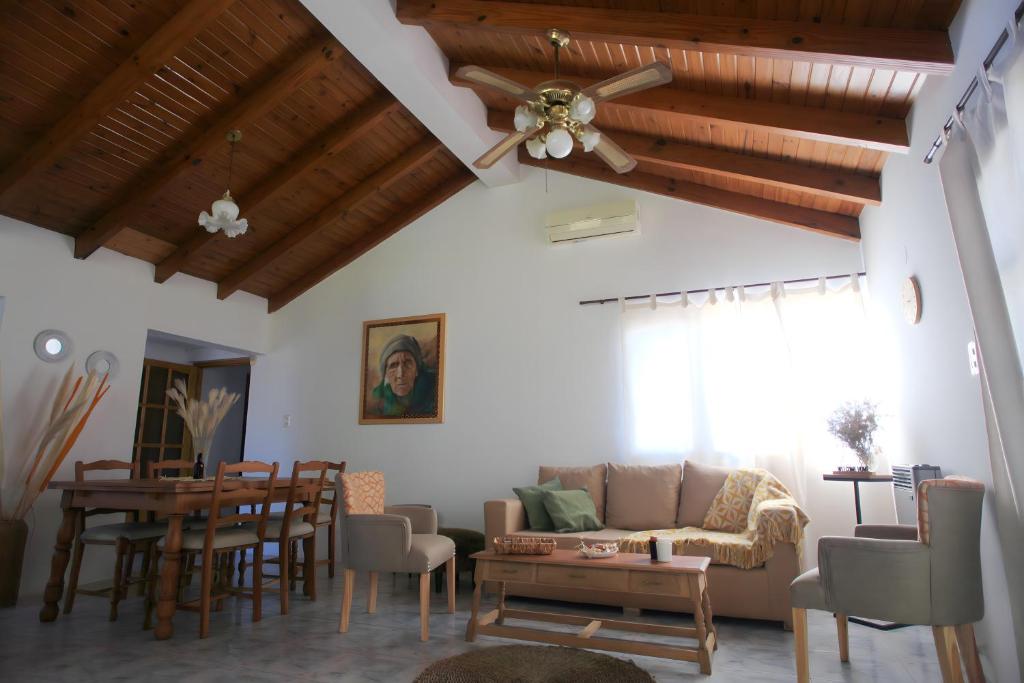 a living room with a ceiling fan and a table at La Casa de Alicia in Tupungato