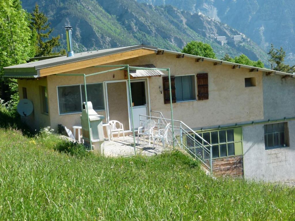 een klein huis bovenop een heuvel bij La Bergerie in Condamine-Châtelard