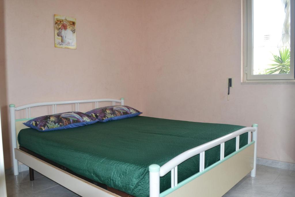 A bed or beds in a room at Casa x5 con barbecue LL09 a San Foca