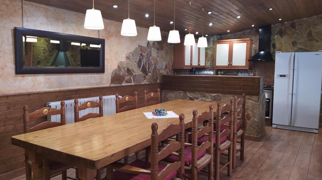 Köök või kööginurk majutusasutuses Casa Axier-Chalet con Piscina privada y chimenea