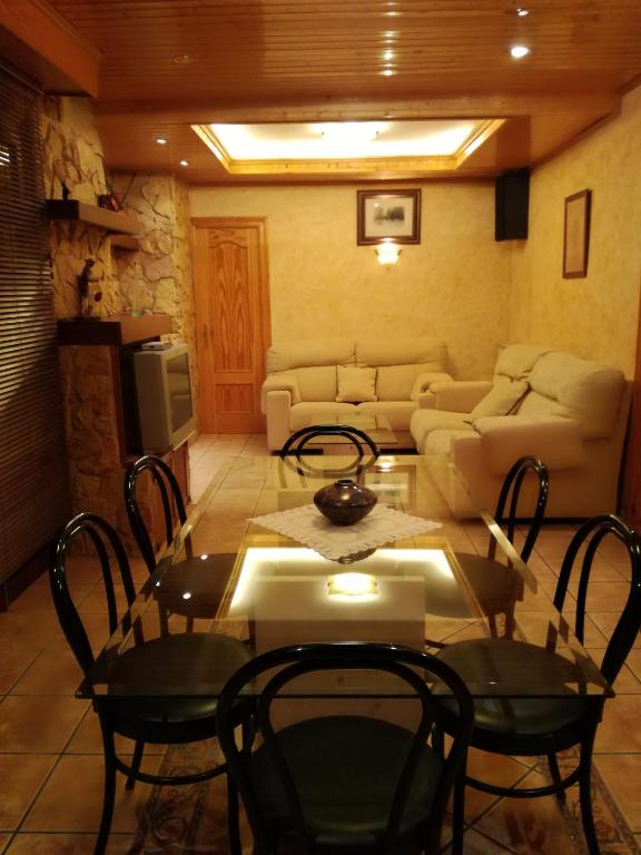 Istumisnurk majutusasutuses Casa Axier-Chalet con Piscina privada y chimenea