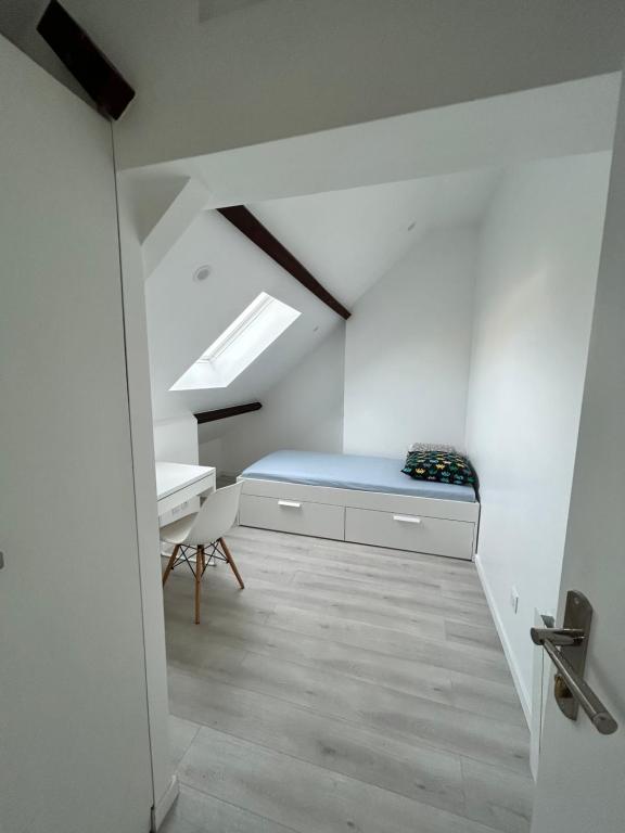 Posteľ alebo postele v izbe v ubytovaní F3 au grenier d'une maison