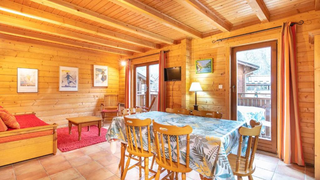 a dining room with a table and chairs at Bois de Champelle - 14 - Chalet cosy - 6 pers in Morillon