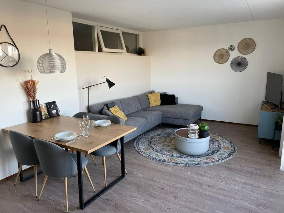 een woonkamer met een bank en een tafel bij Strandslag Juliana 201 in Julianadorp