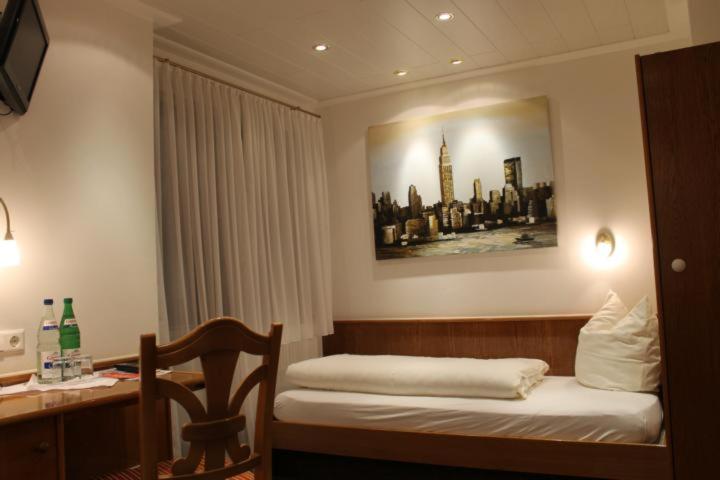 Postel nebo postele na pokoji v ubytování Hotel Garni Krone
