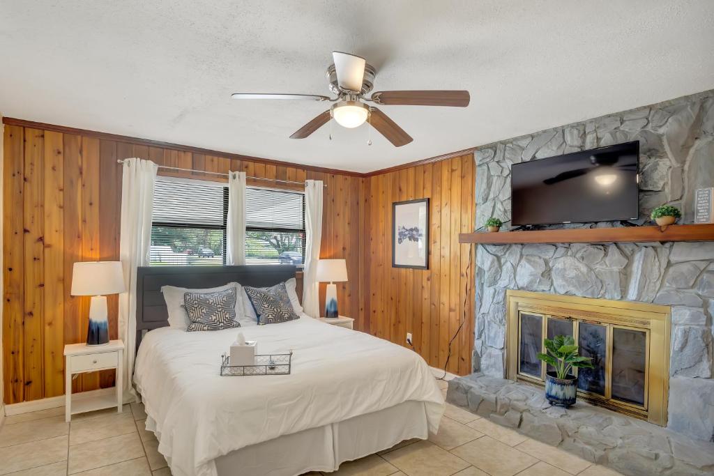 Horizon Oasis Pool Home Double Master - Housity