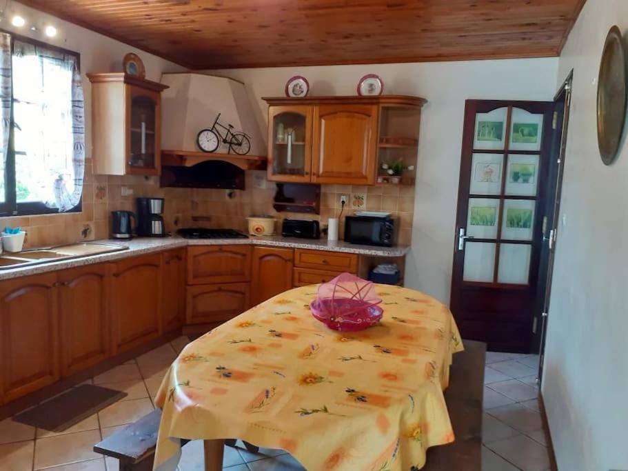 a kitchen with a table with a bowl on it at Charmante maison au cœur des 3 montagnes in Salazie