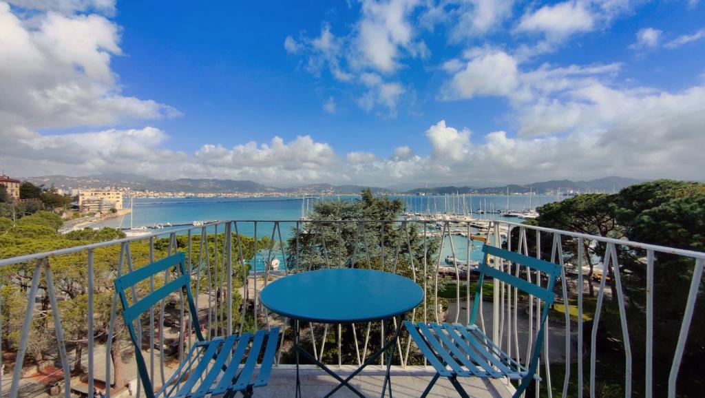 a table and chairs on a balcony with a view of the water at La Brezza Marina in Fezzano