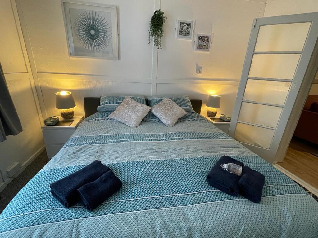 מיטה או מיטות בחדר ב-"The Eastbourne" Pet Friendly Seafront Apartment
