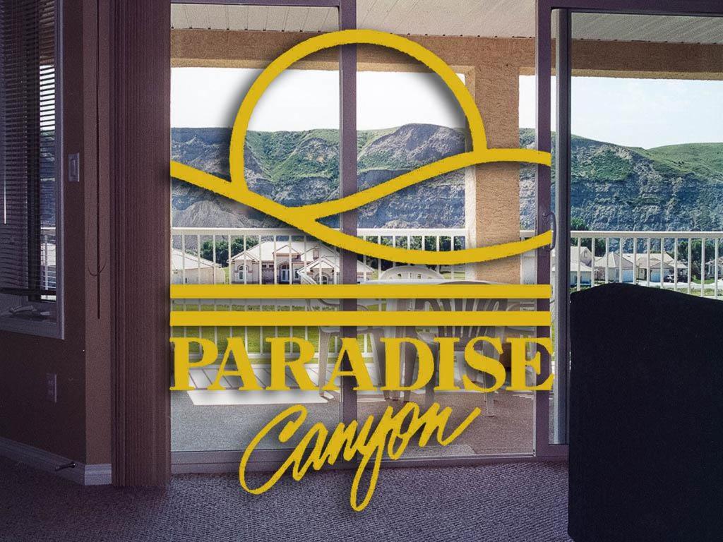 um sinal amarelo na janela de um restaurante em Paradise Canyon Golf Resort, Signature Luxury Villa 382 em Lethbridge