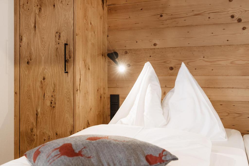 Postel nebo postele na pokoji v ubytování Embacher Sporthotel