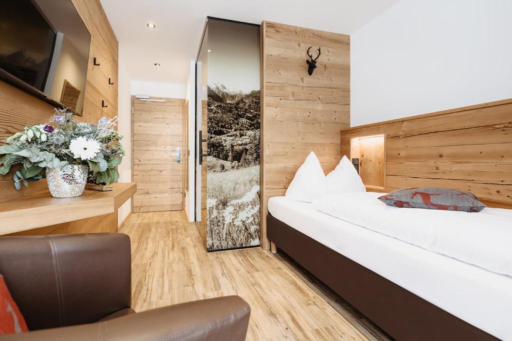 Postel nebo postele na pokoji v ubytování Embacher Sporthotel