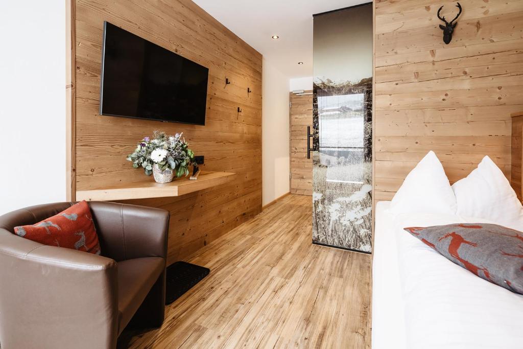 TV a/nebo společenská místnost v ubytování Embacher Sporthotel