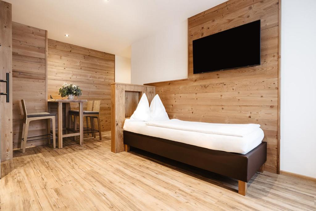 Postel nebo postele na pokoji v ubytování Embacher Sporthotel