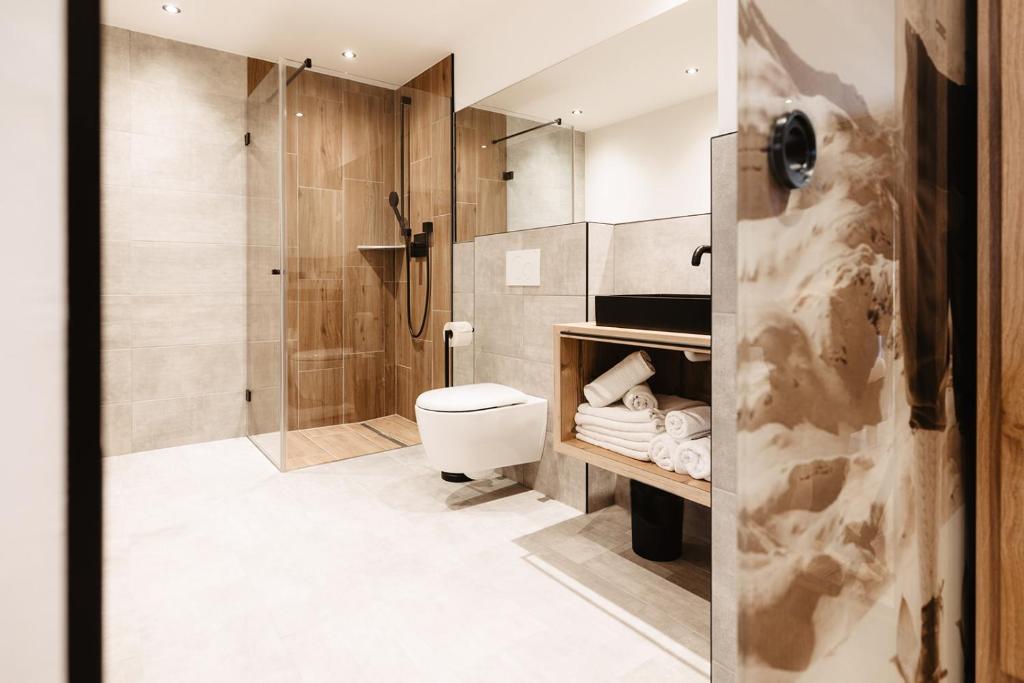 Koupelna v ubytování Embacher Sporthotel