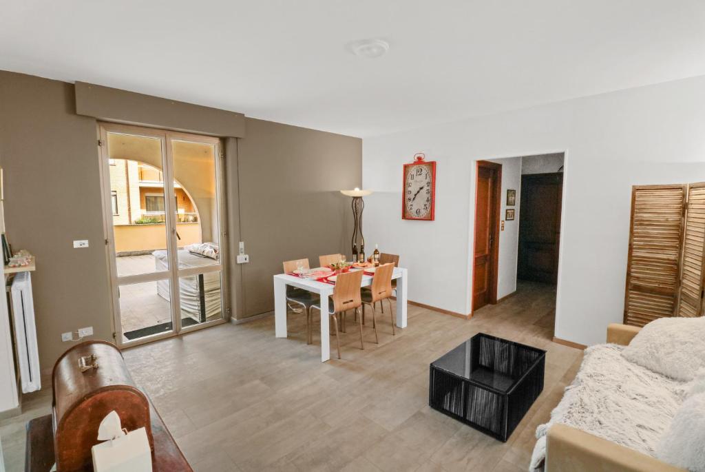 een woonkamer met een tafel en een eetkamer bij Super logement au centre-ville in Acqui Terme