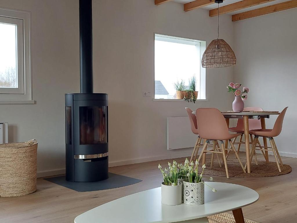 - un salon avec une cheminée et une table dans l'établissement de Klaproos, à Noordgouwe