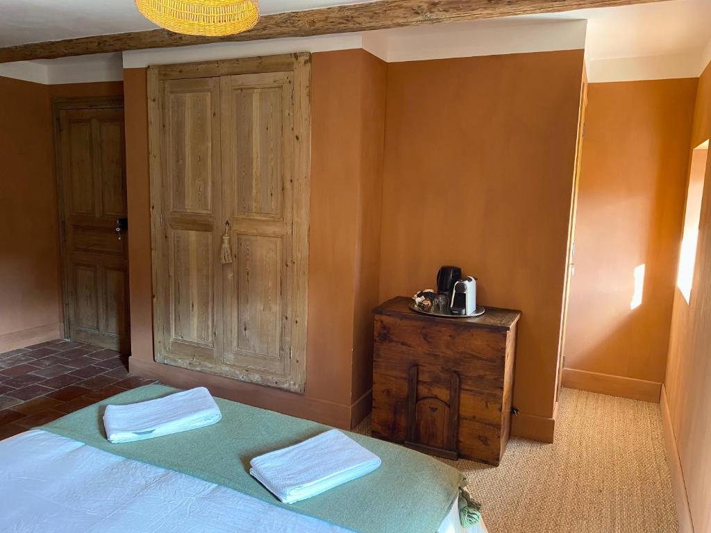 Schlafzimmer mit einem Bett und einer Holztür in der Unterkunft Cévennes - Splendide chambre d'hôtes, indépendante et moderne in Monoblet