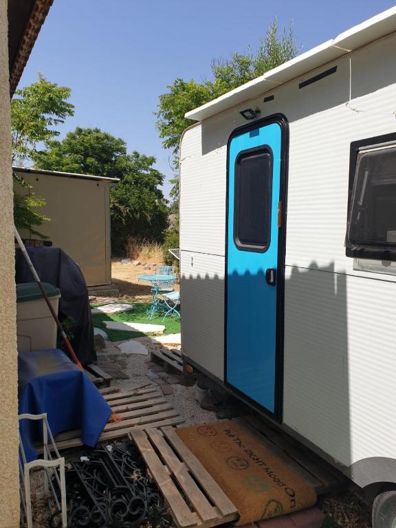 Cozy FullyEquipped Caravan for Two plus one young child max, Haspin