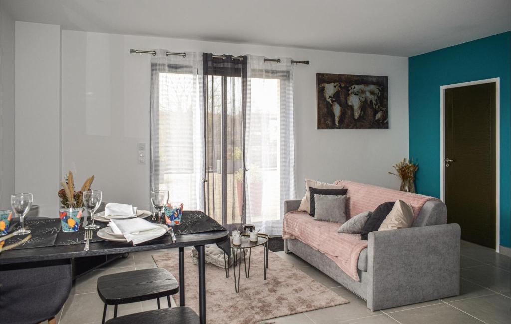 ein Wohnzimmer mit einem Sofa und einem Tisch in der Unterkunft Beautiful Apartment In Lantic With Kitchenette in Lantic
