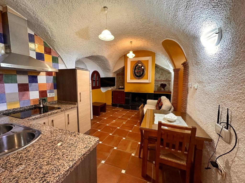 Una cocina o zona de cocina en Cuevas La Granja