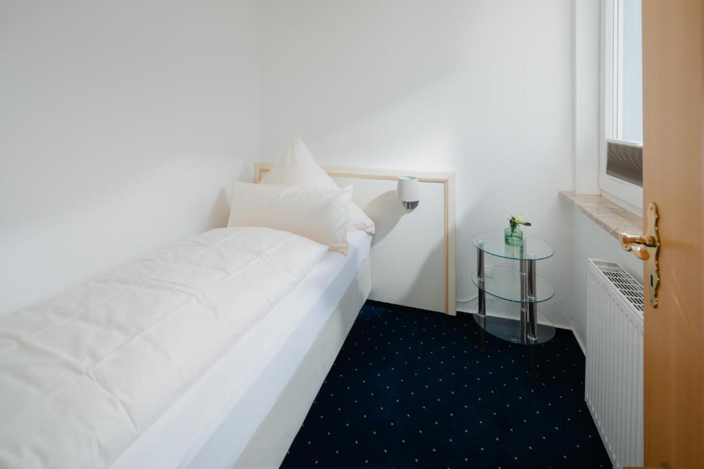 Postel nebo postele na pokoji v ubytování Hotel am Denkmal Norderney