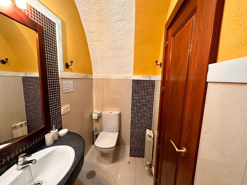 Un baño de Cuevas La Granja