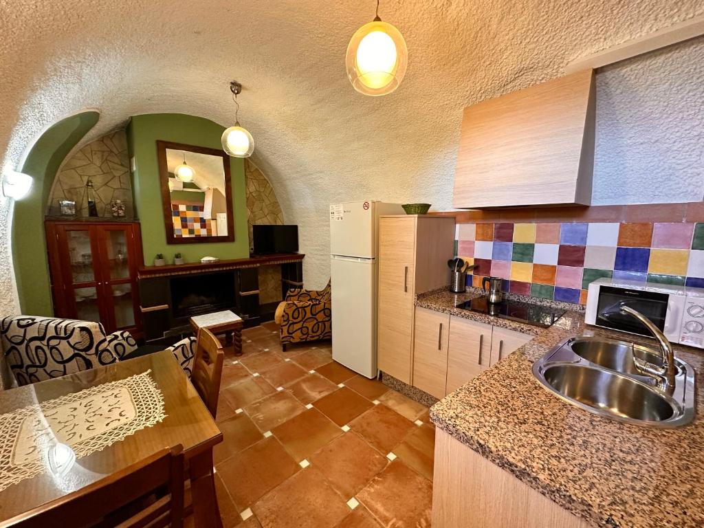 Una cocina o zona de cocina en Cuevas La Granja